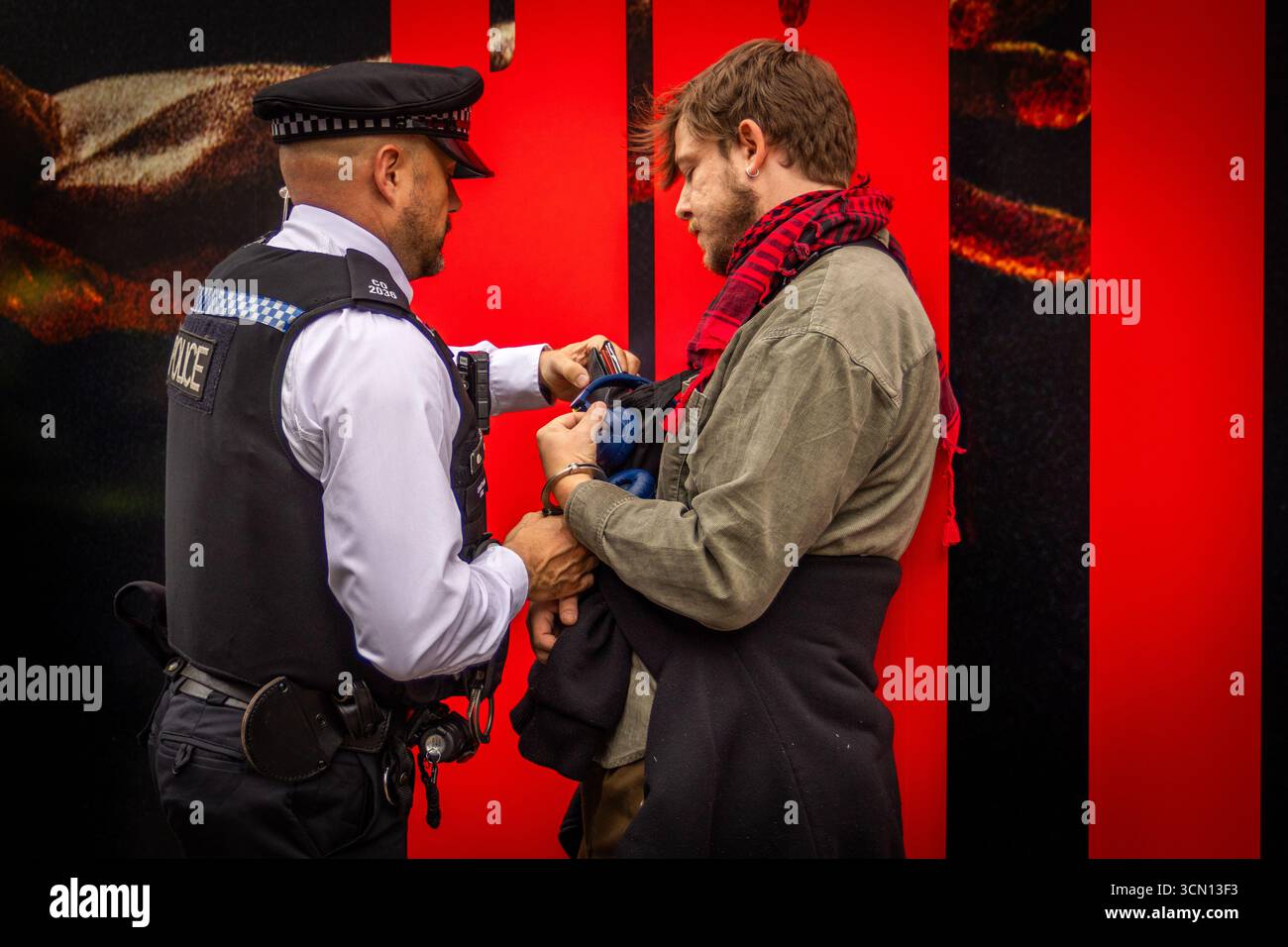 I manifestanti si sono riuniti a Portland Place, vicino al quartier generale della BBC, prima di marciare verso Parliament Square come parte di una grande manifestazione contro la visita di stato del presidente degli Stati Uniti Donald Trump nel Regno Unito. I manifestanti portavano cartelli e striscioni che esprimevano opposizione alle politiche di Trump, attirando una significativa folla e attenzione mediatica nel centro di Londra. Foto Stock