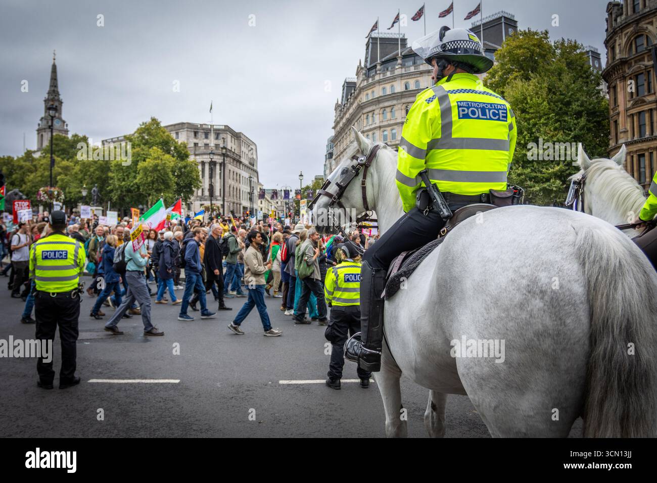 I manifestanti si sono riuniti a Portland Place, vicino al quartier generale della BBC, prima di marciare verso Parliament Square come parte di una grande manifestazione contro la visita di stato del presidente degli Stati Uniti Donald Trump nel Regno Unito. I manifestanti portavano cartelli e striscioni che esprimevano opposizione alle politiche di Trump, attirando una significativa folla e attenzione mediatica nel centro di Londra. Foto Stock