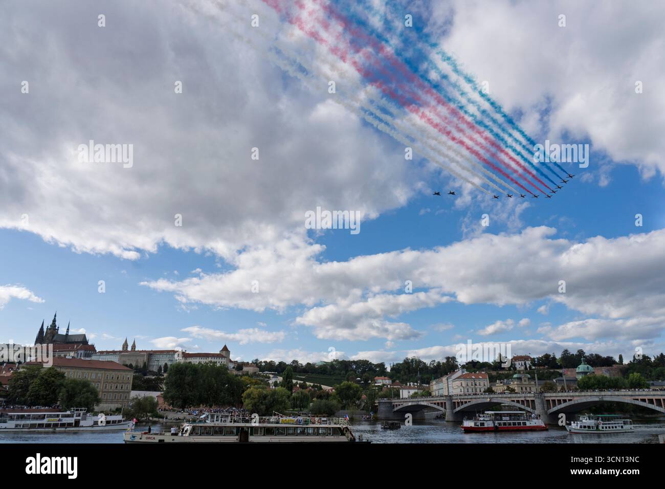 ***CORREZIONE della DIDASCALIA: NUMERO CORRETTO DI JET BRITANNICI*** formazione di due combattenti JAS-39 Gripen dell'esercito ceco e di nove jet BAE Hawk T1 britannici fr Foto Stock
