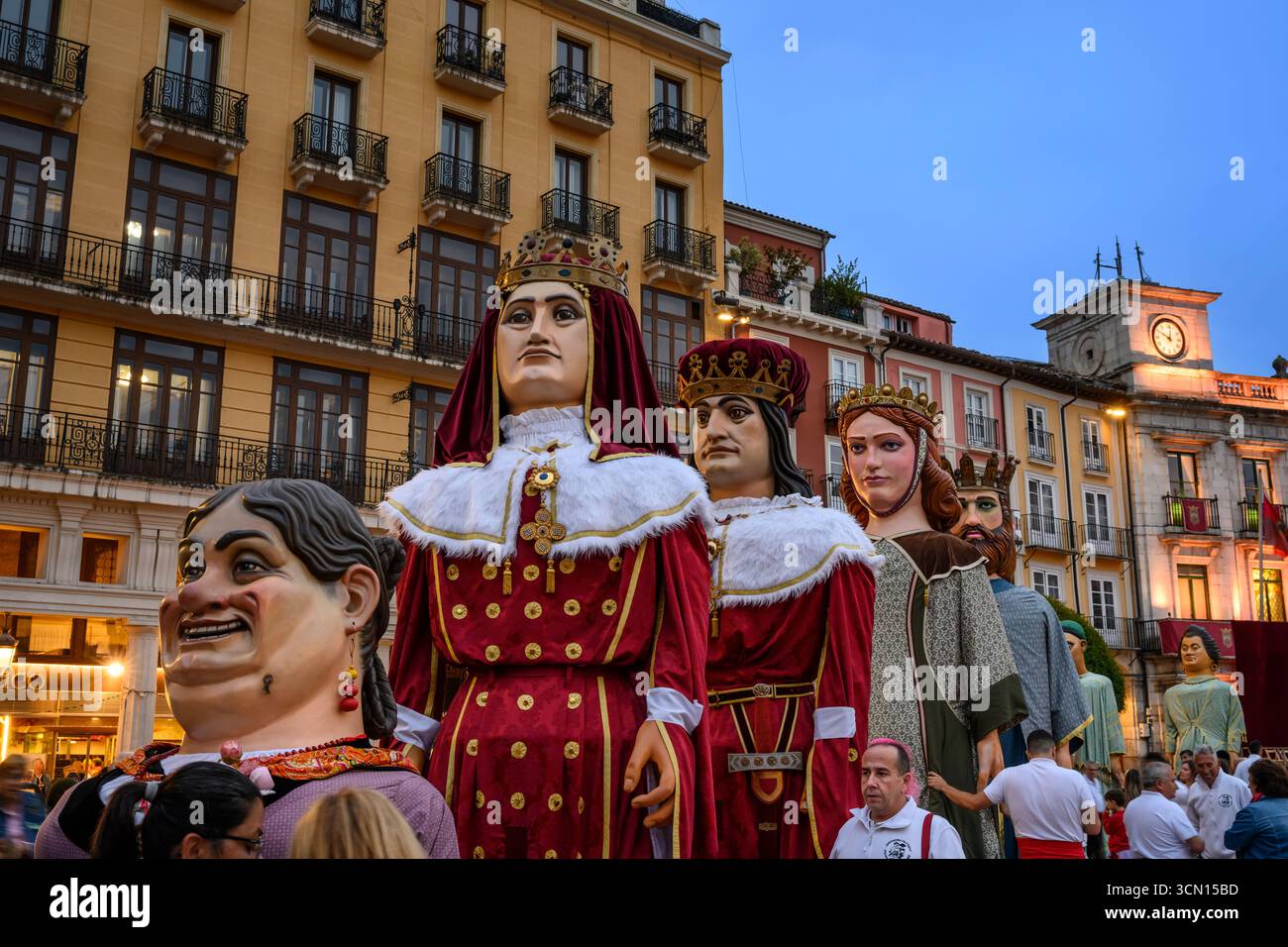 La proclamazione delle Regine e delle signore nella Plaza Mayor, parte dei festeggiamenti durante la settimana di San Pedro e San Pablo Fiesta a giugno nel vecchio c Foto Stock
