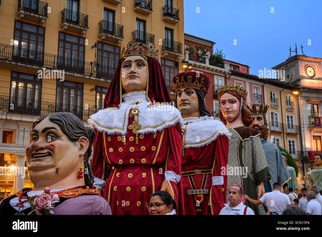 La proclamazione delle Regine e delle signore nella Plaza Mayor, parte dei festeggiamenti durante la settimana di San Pedro e San Pablo Fiesta a giugno nel vecchio c Foto Stock