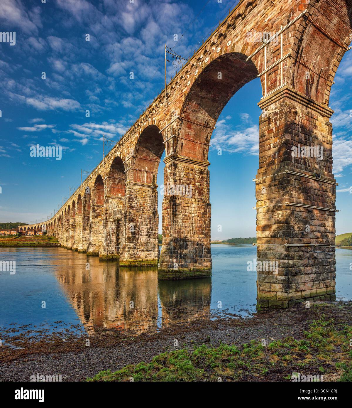 Una vista in una soleggiata giornata estiva del Royal Border Bridge che si riflette sul fiume Tweed a Berwick-upon-Tweed nel Northumberland Foto Stock