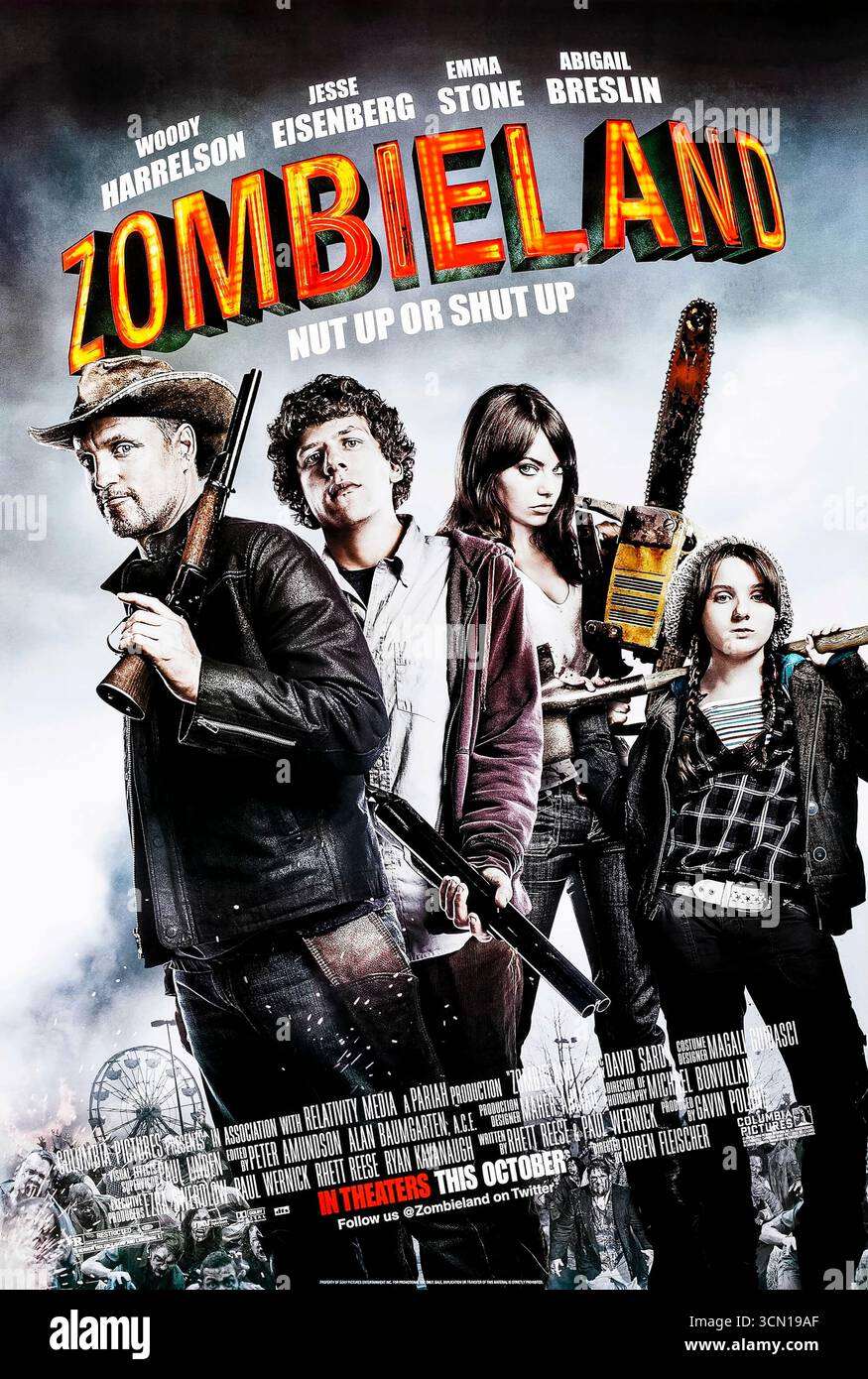 Zombieland (2009), diretto da Ruben Fleischer e interpretato da Jesse Eisenberg, Woody Harrelson ed Emma Stone. Una commedia horror che segue un gruppo di sopravvissuti ineguagliato che navigano in un'America post-apocalittica invasa dagli zombie. Fotografia di un poster originale del 2009 USA a un foglio SOLO PER USO EDITORIALE. Crediti: BFA / Columbia Pictures Foto Stock