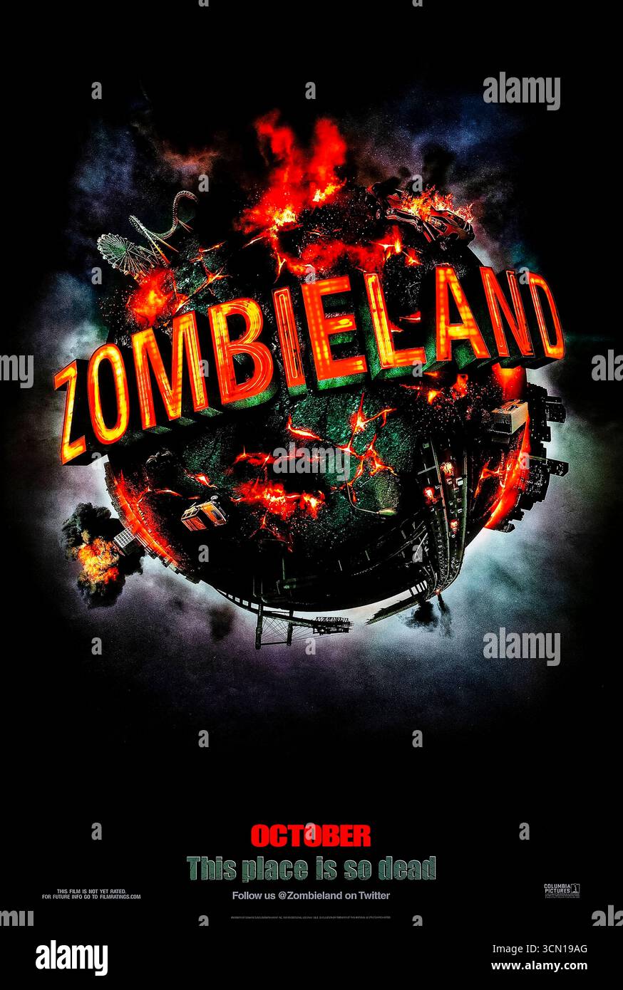 Zombieland (2009), diretto da Ruben Fleischer e interpretato da Jesse Eisenberg, Woody Harrelson ed Emma Stone. Una commedia horror che segue un gruppo di sopravvissuti ineguagliato che navigano in un'America post-apocalittica invasa dagli zombie. Fotografia di un poster originale del 2009 DA UTILIZZARE ESCLUSIVAMENTE PER L'EDITORIALE. Crediti: BFA / Columbia Pictures Foto Stock