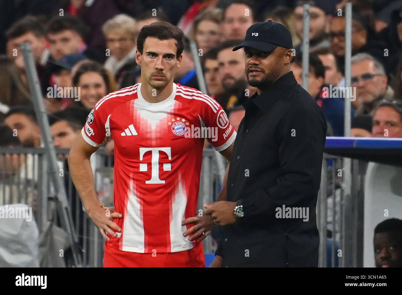 Monaco di Baviera, Germania. 17 settembre 2025. Coach Vincent KOMPANY (FC Bayern Monaco) con Leon GORETZKA (FC Bayern Monaco) prima di essere sostituito. Champions League, stagione 2025/26, giorno 1. FC Bayern Monaco - FC Chelsea 3-1 il 17 settembre 2025, ALLIANZARENA. Credito: dpa/Alamy Live News Foto Stock