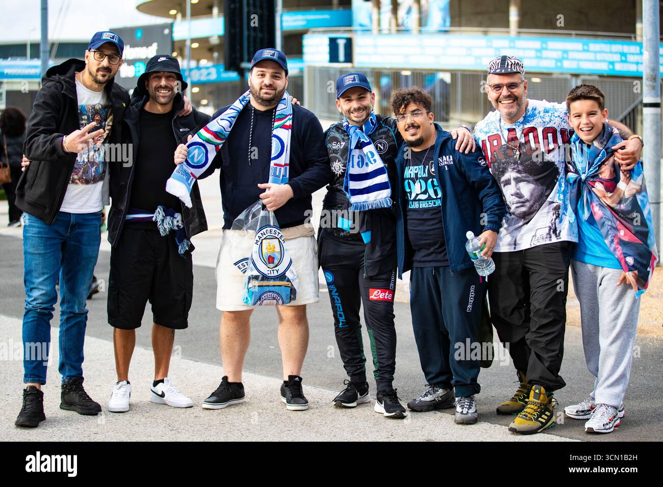Tifosi del Napoli durante la fase di UEFA Champions League tra Manchester City e SSC Napoli all'Etihad Stadium di Manchester, giovedì 18 settembre 2025. (Foto: Mike Morese | mi News) crediti: MI News & Sport /Alamy Live News Foto Stock