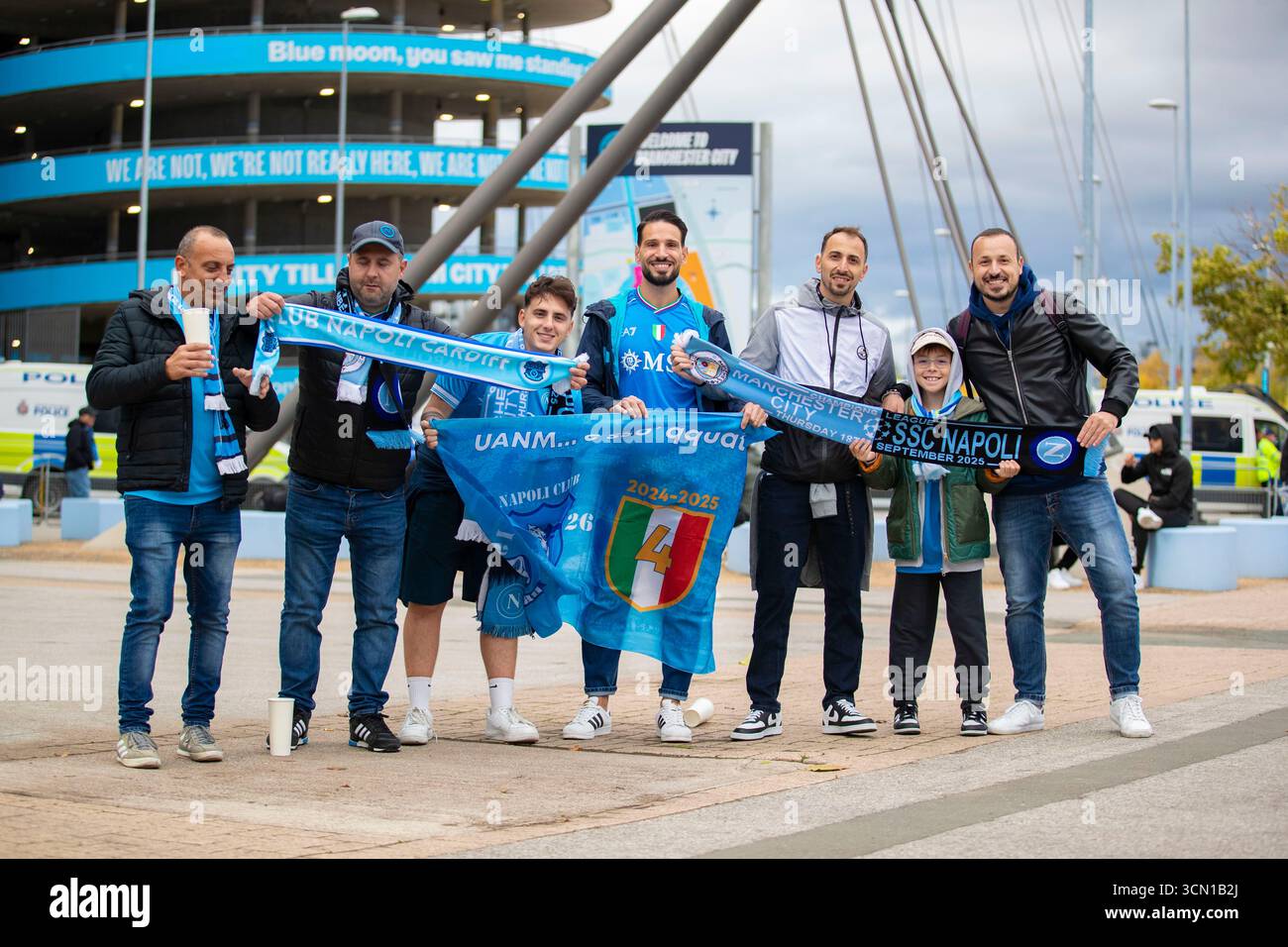 Tifosi del Napoli durante la fase di UEFA Champions League tra Manchester City e SSC Napoli all'Etihad Stadium di Manchester, giovedì 18 settembre 2025. (Foto: Mike Morese | mi News) crediti: MI News & Sport /Alamy Live News Foto Stock