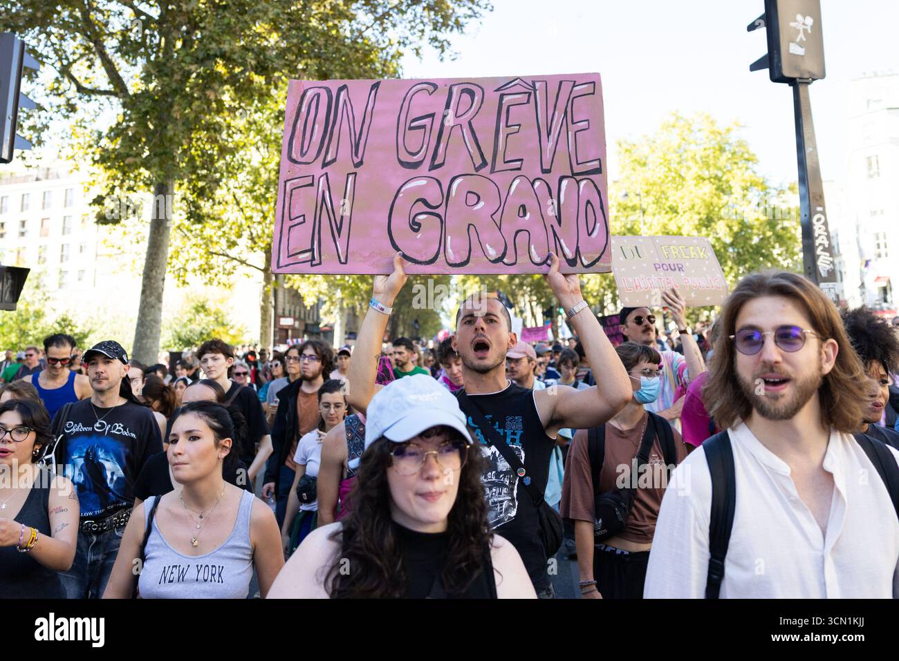 Parigi, Francia. 18 settembre 2025. I manifestanti hanno un cartello che recita "su greve en Grand" durante una giornata di scioperi e proteste a livello nazionale indette dai sindacati sul bilancio nazionale francese a Parigi, in Francia, il 18 settembre 2025. Foto di Alexis Jumeau/ABACAPRESS.COM credito: Abaca Press/Alamy Live News Foto Stock