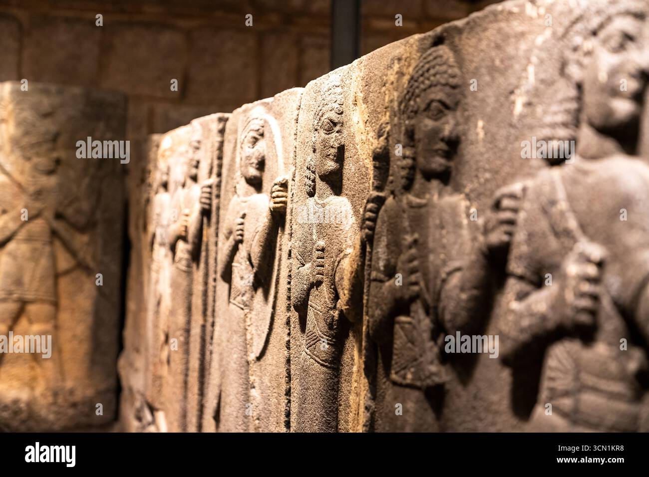 Ankara, Turkiye-8 agosto 2025: Pietre scolpite all'interno del museo delle civiltà anatoliche ad Ankara in un giorno di agosto Foto Stock