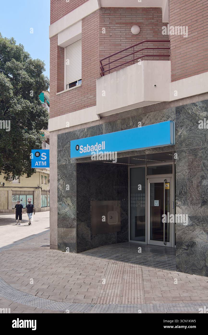 Viladecans. Barcellona - 18 settembre 2025: La facciata dettagliata di un istituto finanziario, con una finitura in marmo e una segnaletica prominente per il suo sportello bancomat Foto Stock