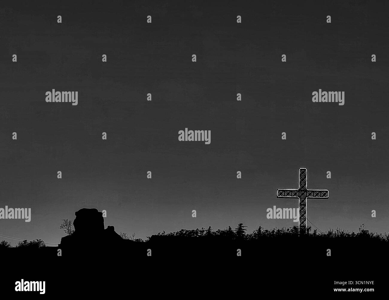 Fortress Night Glow – Holy Cross in Minimal Sky. Tonalità monocromatiche. Foto Stock