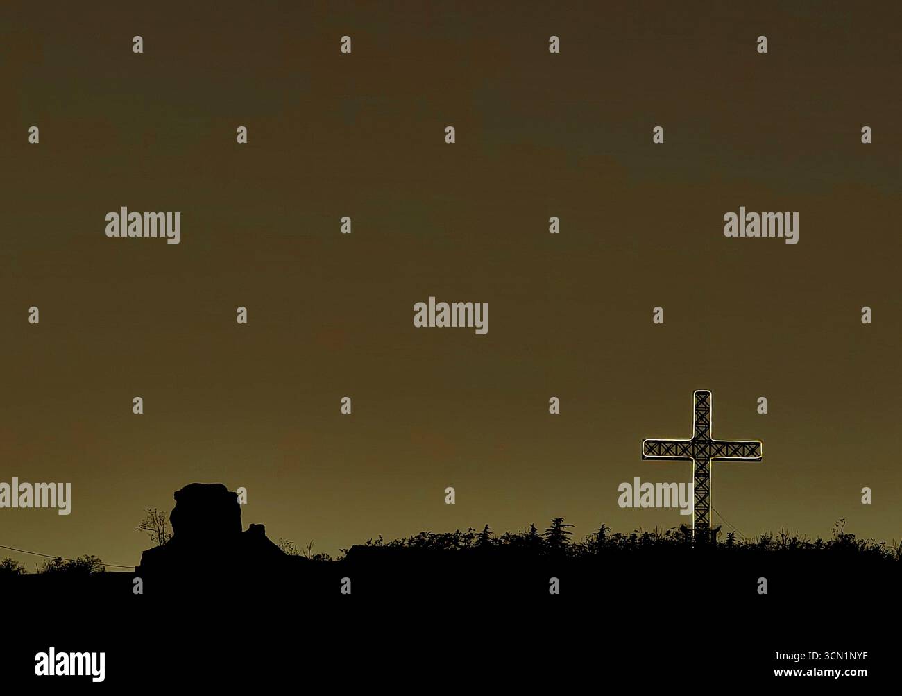 Fortress Night Glow – Holy Cross in Minimal Sky Foto Stock