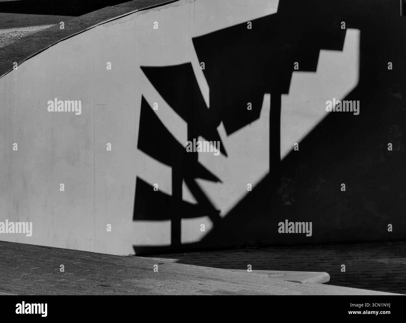Scalinata d'ombra per il cielo - muro astratto curvo. Tonalità monocromatiche. Foto Stock