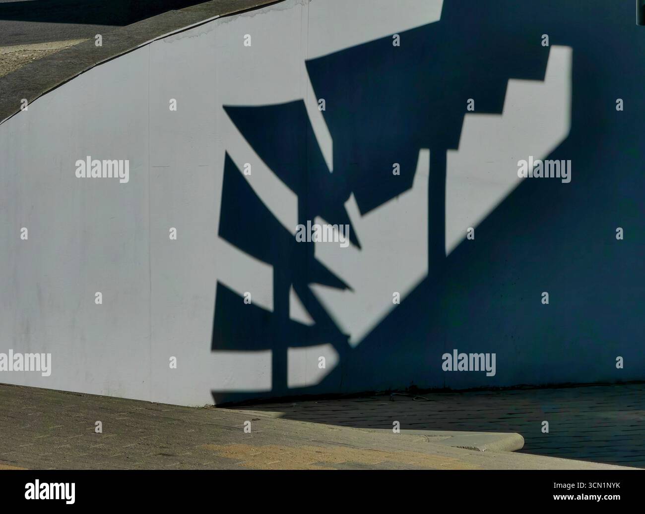 Scalinata d'ombra per il cielo - muro astratto curvo Foto Stock