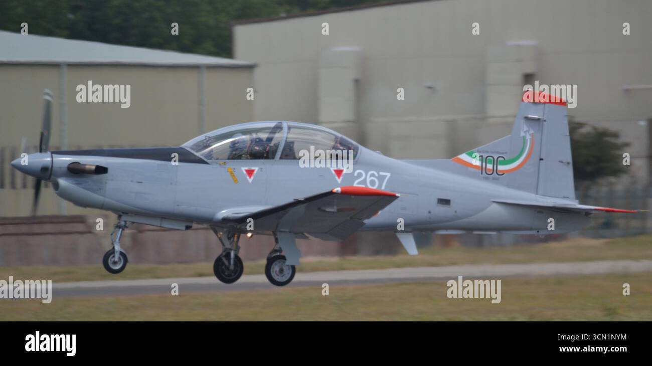 Dipinto per celebrare il centenario dell'Irish Air Corps, questo Pilatus PC-9M sta decollando dalla RAF Fairford Foto Stock