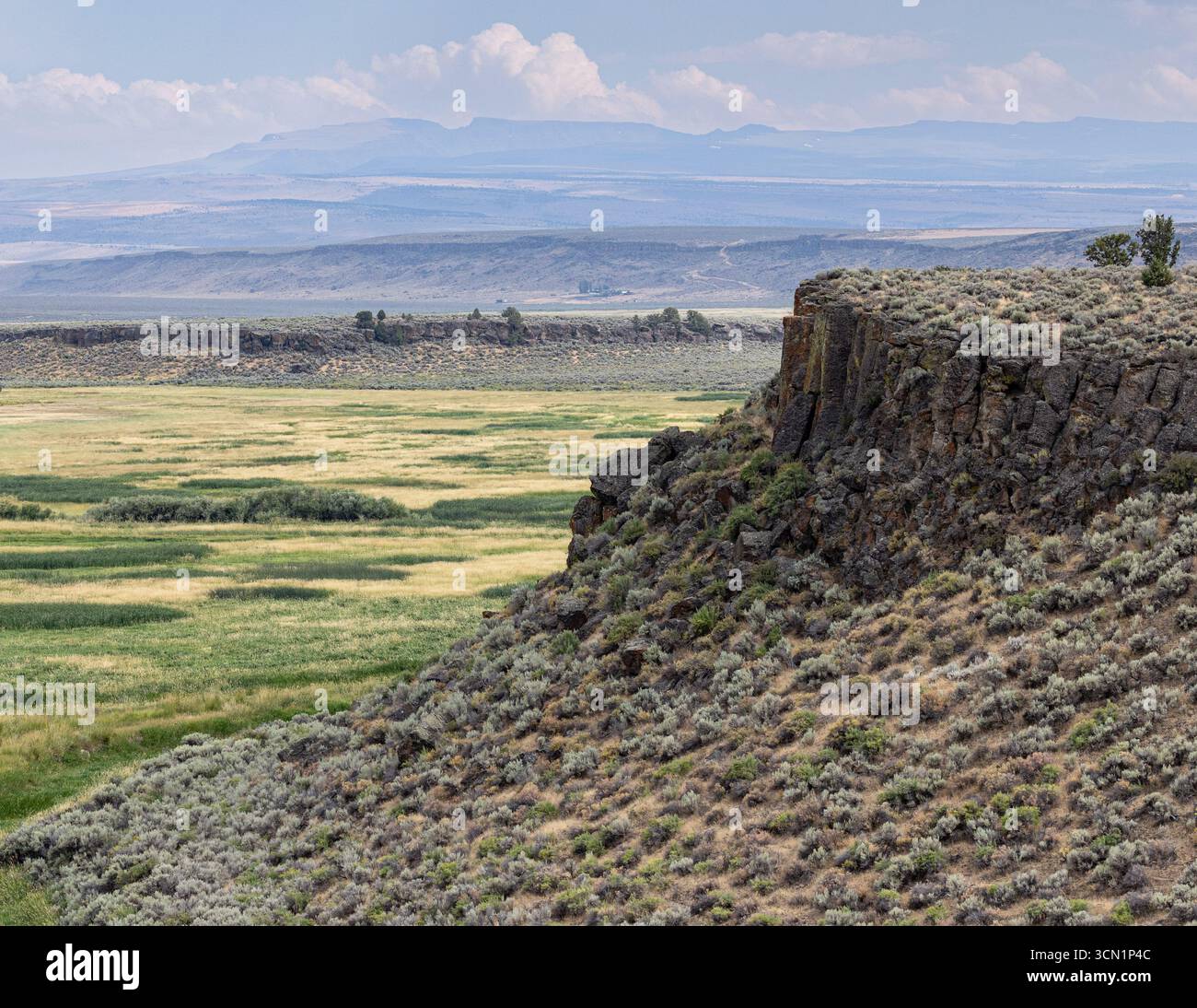 Una collina coperta di salvia si affaccia sulle paludi del Malheur National Wildlife Refuge nell'Oregon sud-orientale. Foto Stock