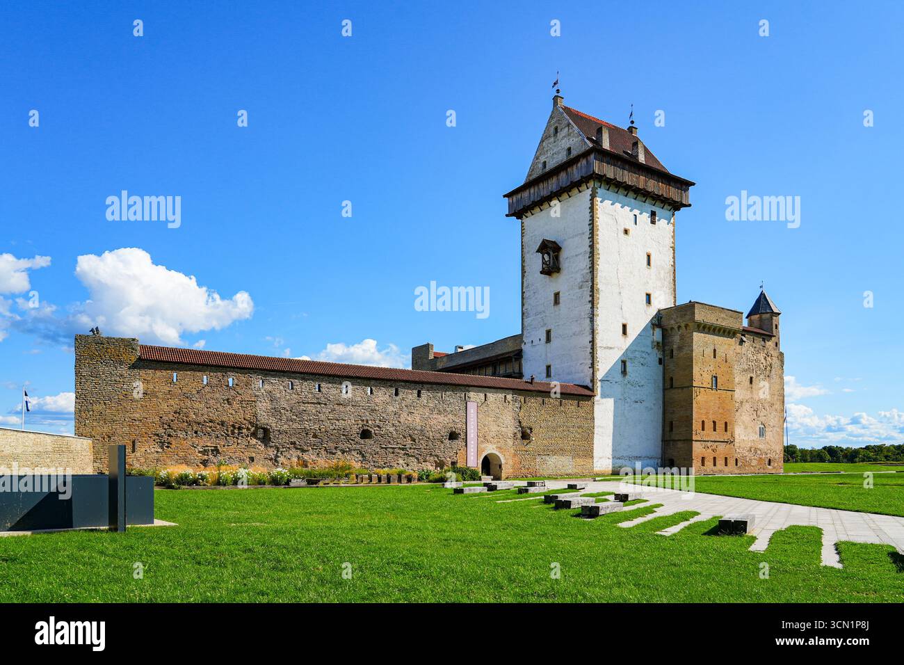 Castello di Hermann, alias fortezza di Narva, nella città estone di Narva, negli Stati baltici Foto Stock