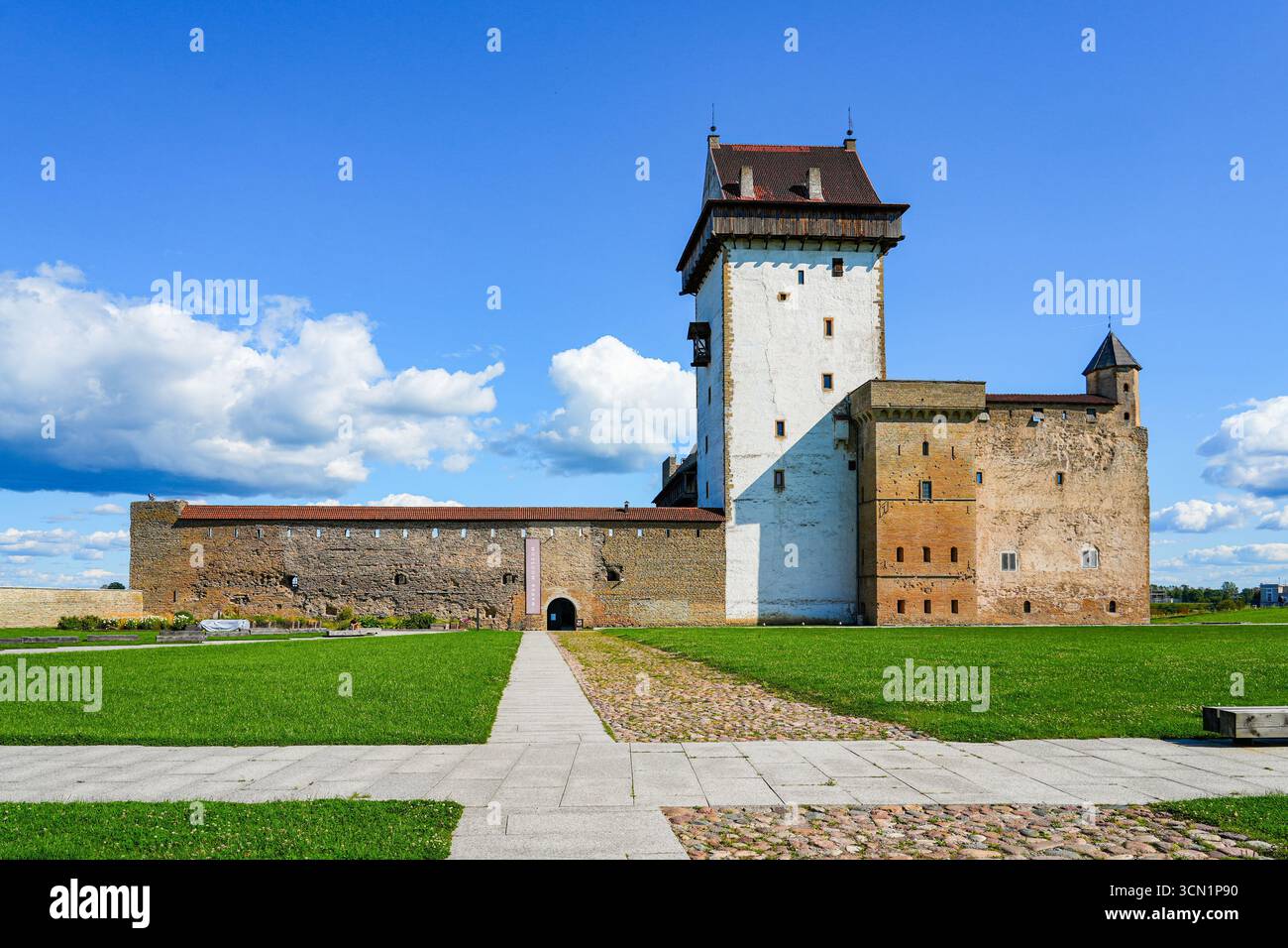 Castello di Hermann, alias fortezza di Narva, nella città estone di Narva, negli Stati baltici Foto Stock
