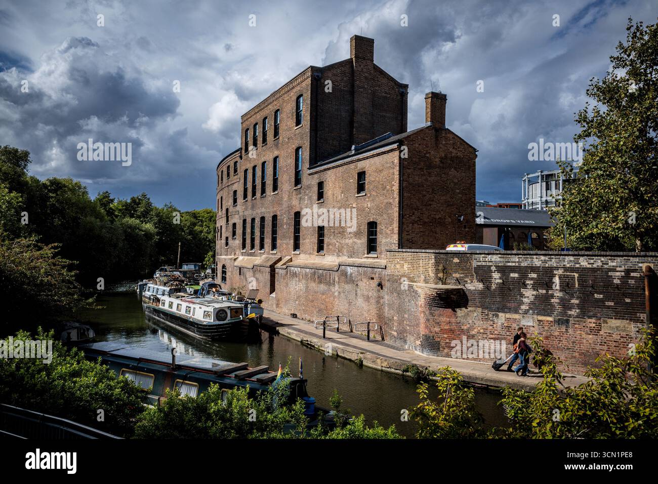 Regents Canal Granary Square Kings Cross London - riqualificazione di edifici storici a lato del canale presso Coal Drops Yard King's Cross, Londra Foto Stock