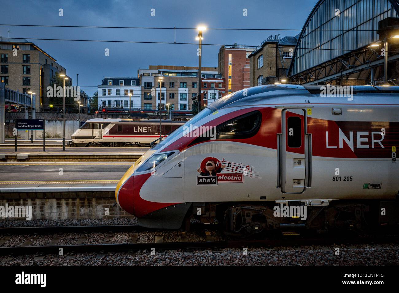 Stazione di Kings Cross a Londra. Treni LNER Azuma e LNER 225 Inter City alla stazione di Kings Cross nel centro di Londra. Foto Stock