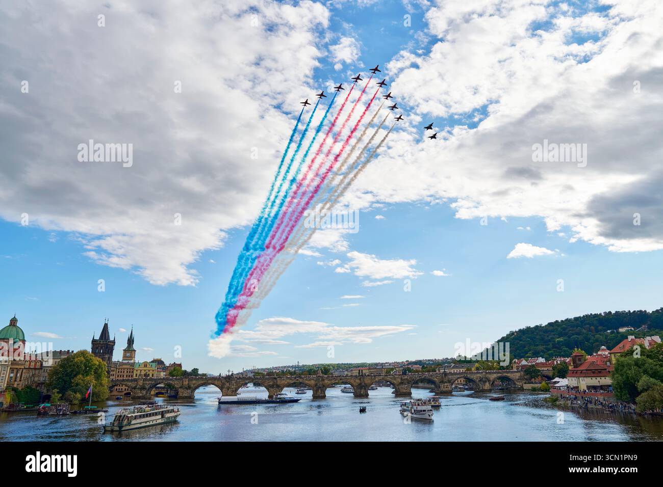 La formazione di due caccia JAS-39 Gripen dell'esercito ceco e di nove aerei britannici BAE Hawk T1 del gruppo Red Arrows della Royal Air Force sorvolano Charles Bridg Foto Stock