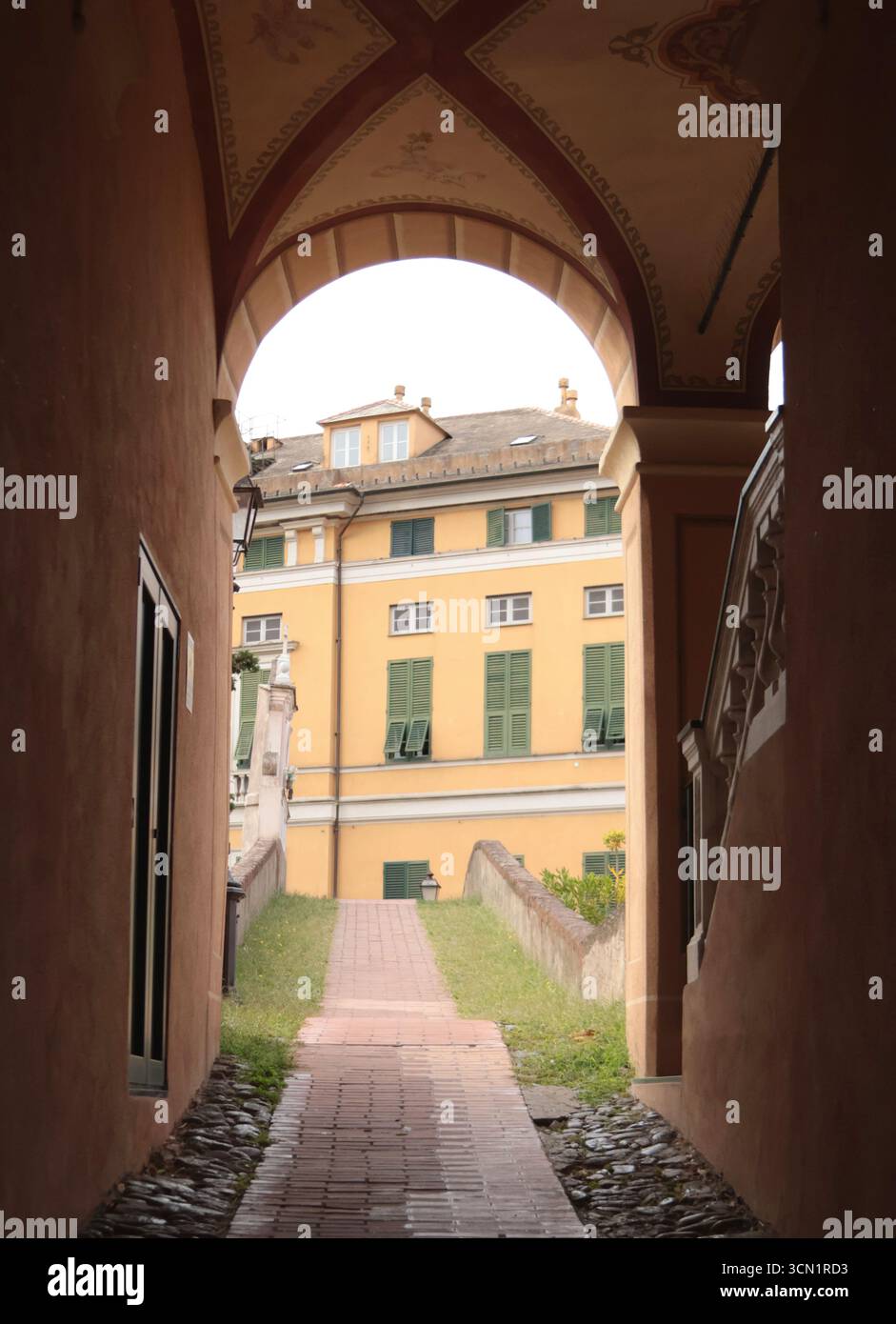 Vecchia strada, arco e ponte nella campagna italiana vicino al mare. Edificio tradizionale. Giorno di sole. Ingresso, finestra su casa. Natura e cielo. Foto Stock