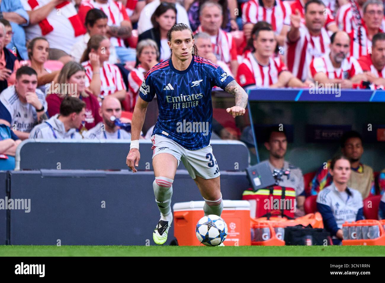 Riccardo Calafiori dell'Arsenal FC con il pallone durante la fase MD1 della UEFA Champions League 2025/26 tra Athletic Club e Arsenal FC AT Foto Stock
