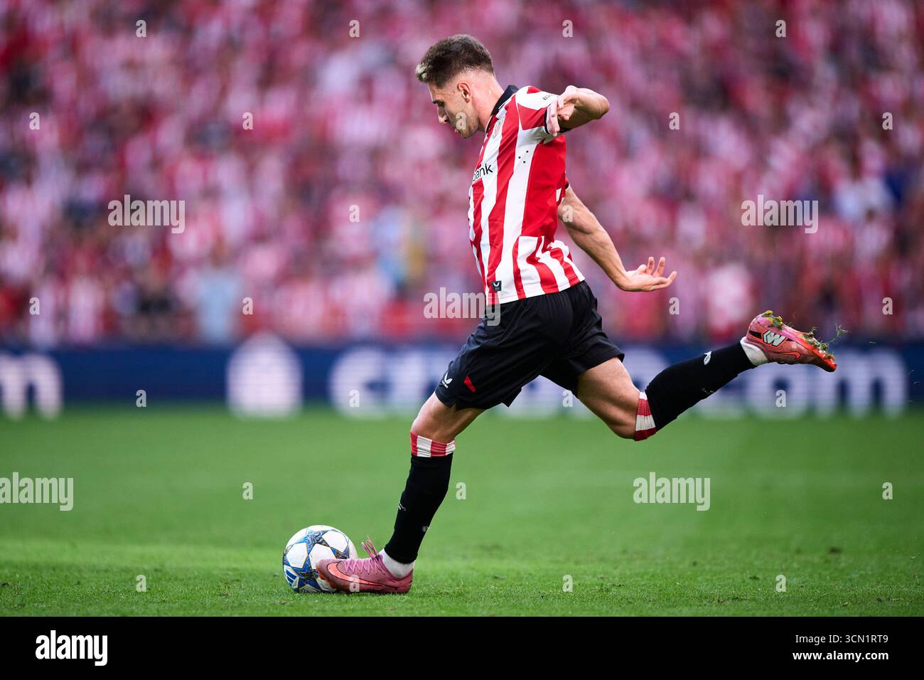 Robert Navarro dell'Athletic Club con il pallone durante la fase MD1 della UEFA Champions League 2025/26 tra Athletic Club e Arsenal FC AT Foto Stock