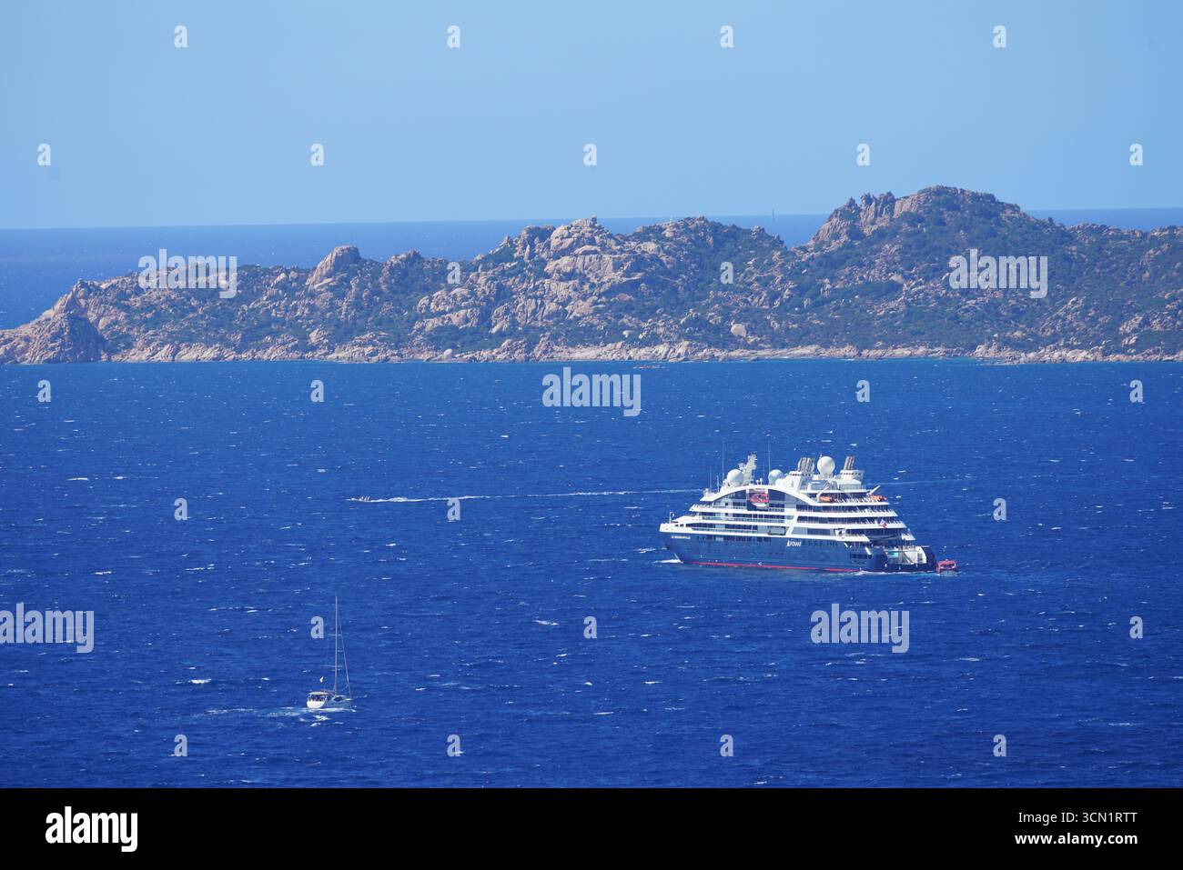 La lussuosa nave da crociera naviga oltre la costa di Rocky Island attraverso il profondo Mare Blu. Bonifacio, Corsica, Francia Foto Stock