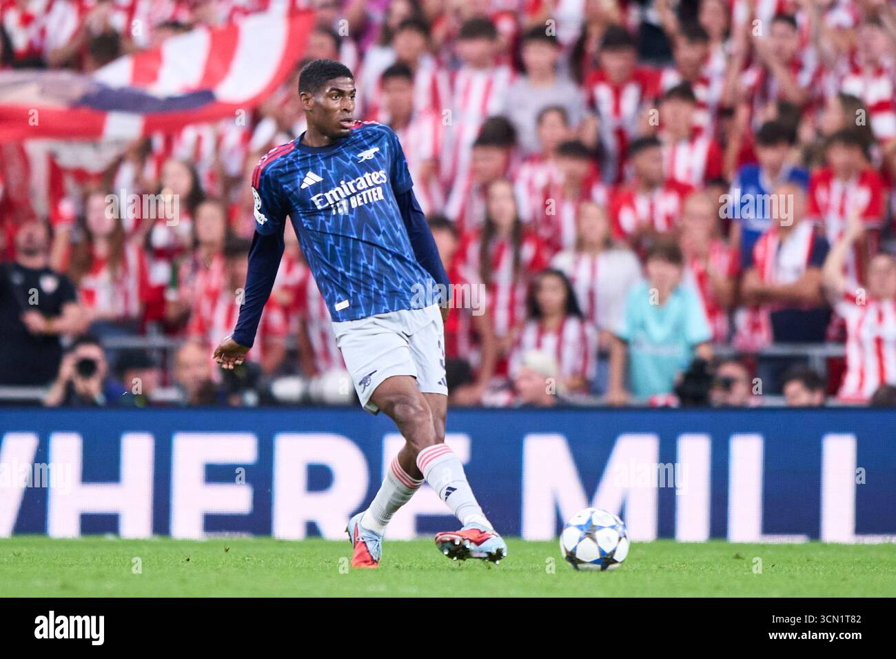 Cristhian Mosquera dell'Arsenal FC con il pallone durante la fase MD1 della UEFA Champions League 2025/26 tra Athletic Club e Arsenal FC Foto Stock