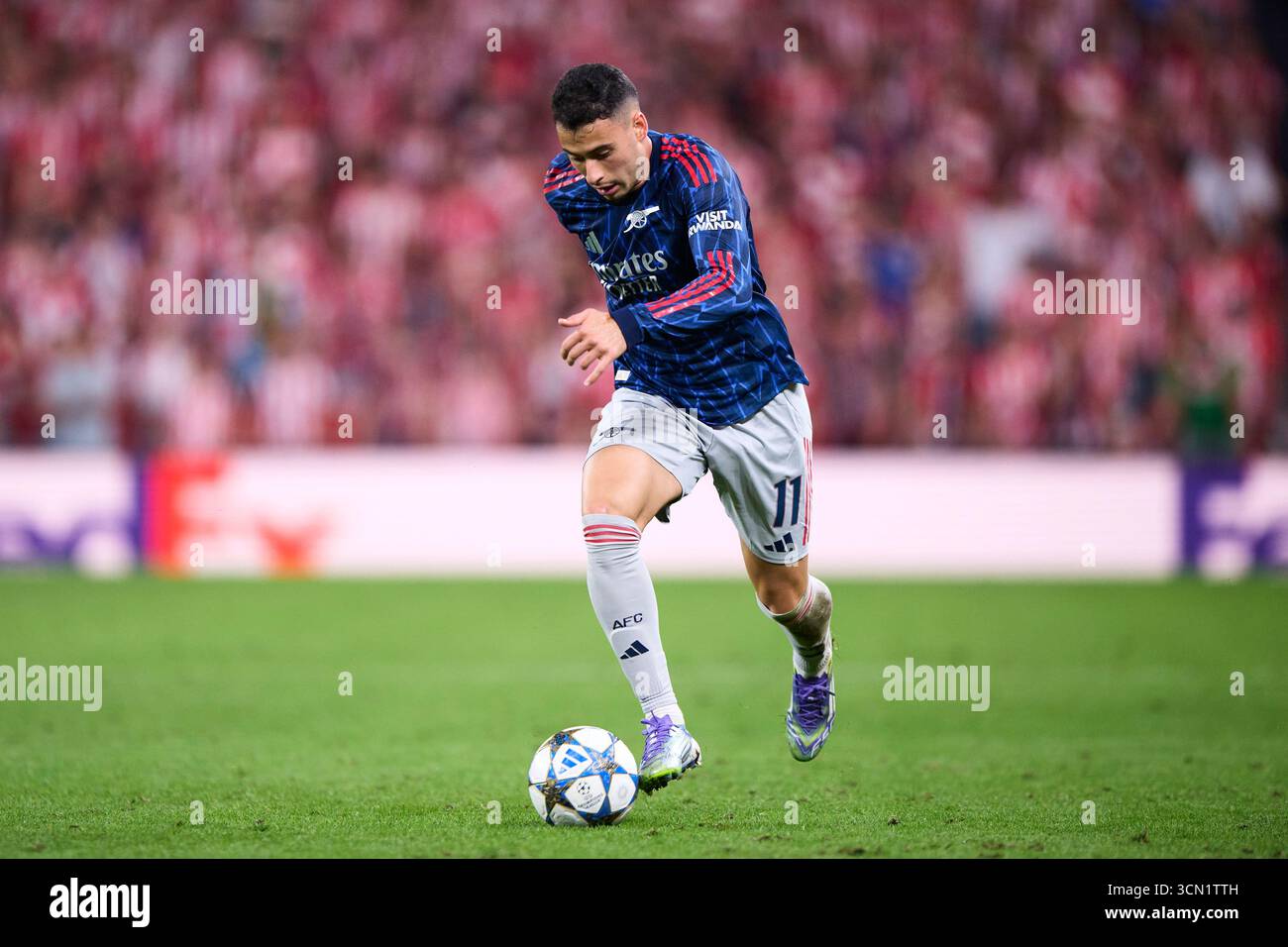 Gabriel Martinelli dell'Arsenal FC con il pallone durante la fase MD1 della UEFA Champions League 2025/26 tra Athletic Club e Arsenal FC Foto Stock