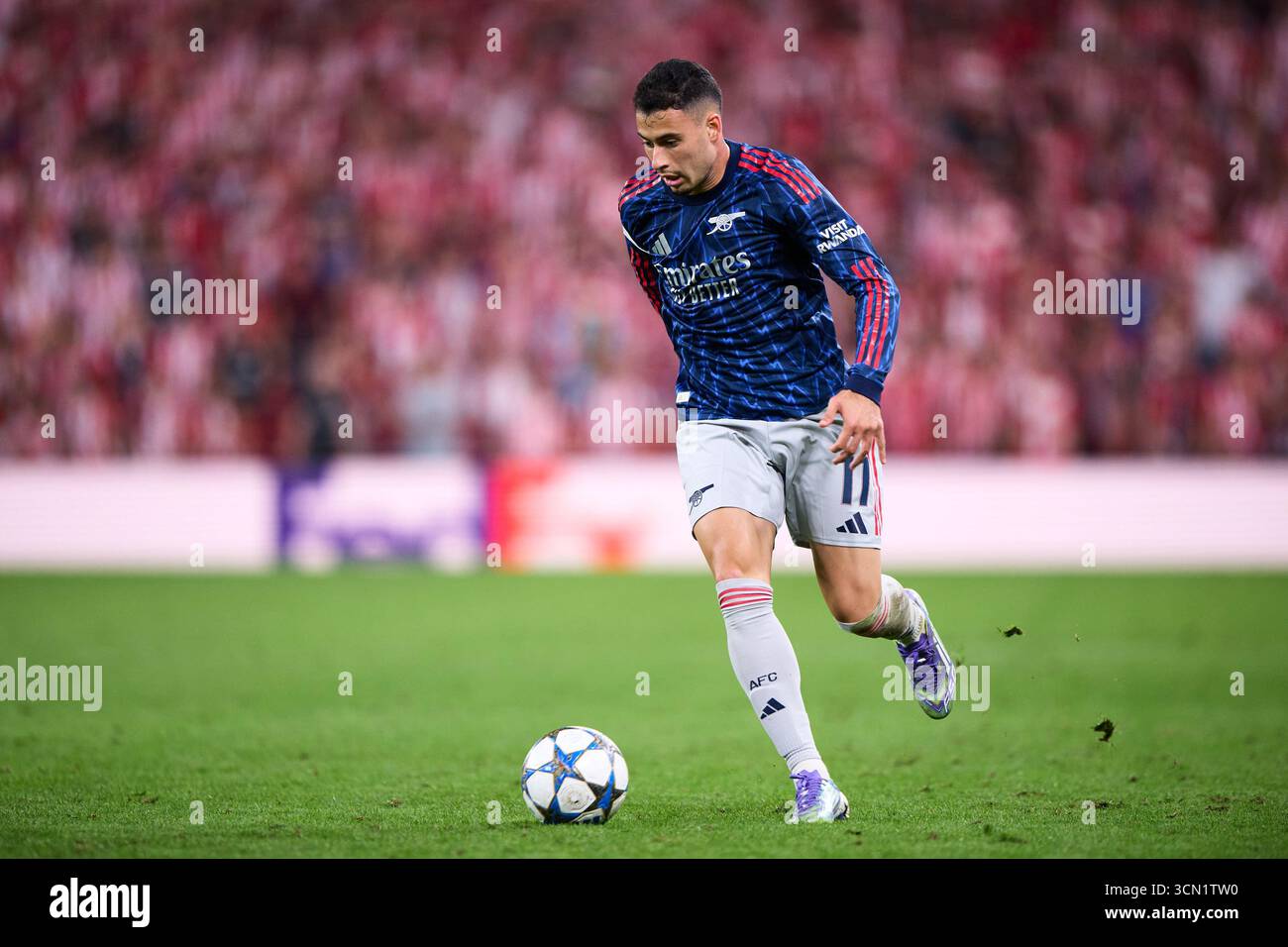 Gabriel Martinelli dell'Arsenal FC con il pallone durante la fase MD1 della UEFA Champions League 2025/26 tra Athletic Club e Arsenal FC Foto Stock