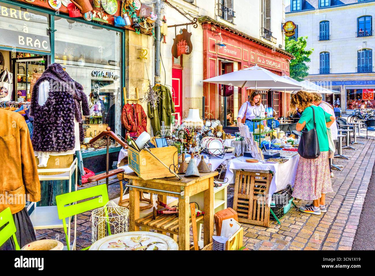 BRIC una brac esposizione di oggetti di seconda mano all'aperto in Rue de Chateauneuf che vende tutto per la casa - Tours, Indre-et-Loire (37), Francia. Foto Stock