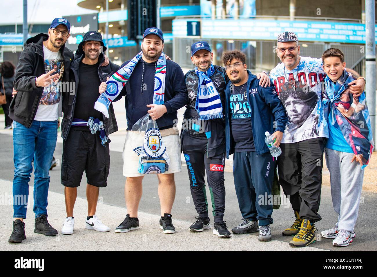 Tifosi del Napoli durante la fase di UEFA Champions League tra Manchester City e SSC Napoli all'Etihad Stadium di Manchester, giovedì 18 settembre 2025. (Foto: Mike Morese | mi News) crediti: MI News & Sport /Alamy Live News Foto Stock