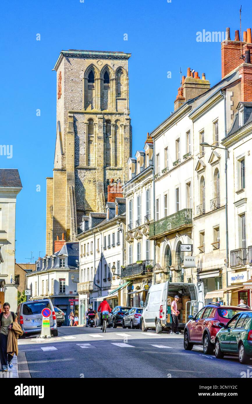 Vista del tour Charlemagne alto 56 metri dell'XI secolo lungo Rue des Halles - Tours, Indre-et-Loire (37), Francia. Foto Stock