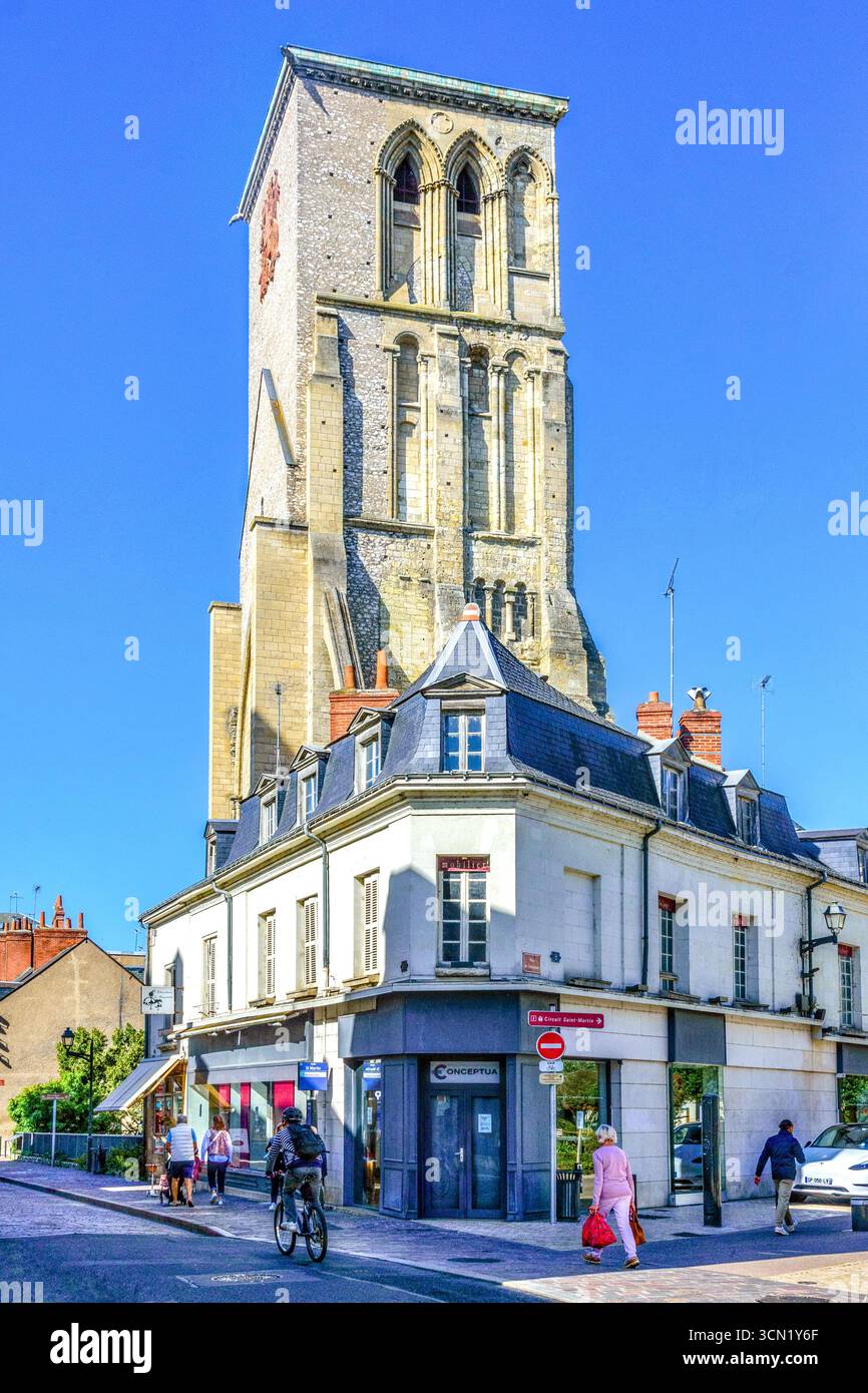 Vista del tour Charlemagne alto 56 metri dell'XI secolo lungo Rue des Halles - Tours, Indre-et-Loire (37), Francia. Foto Stock