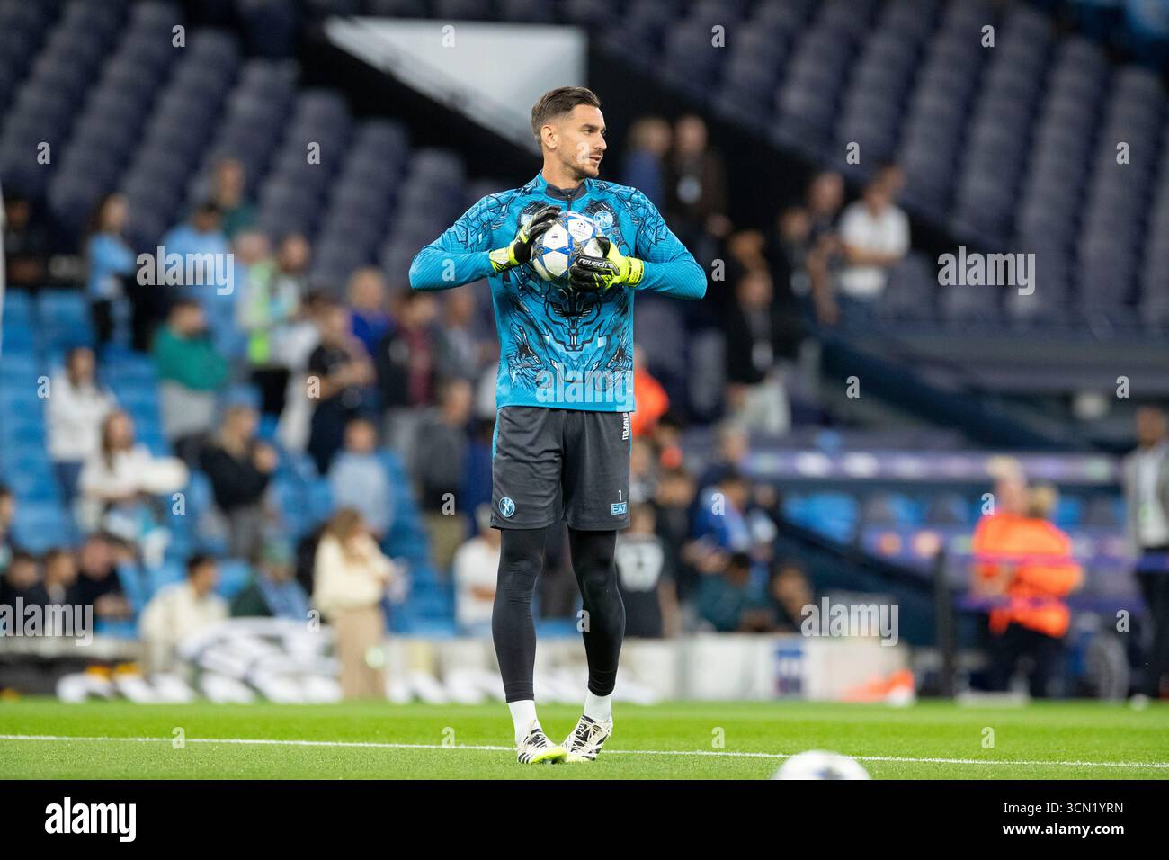 Alex Meret (1) della SSC Napoli durante il pre-match di riscaldamento durante la fase di UEFA Champions League tra Manchester City e SSC Napoli allo stadio Etihad di Manchester, giovedì 18 settembre 2025. (Foto: Mike Morese | mi News) crediti: MI News & Sport /Alamy Live News Foto Stock