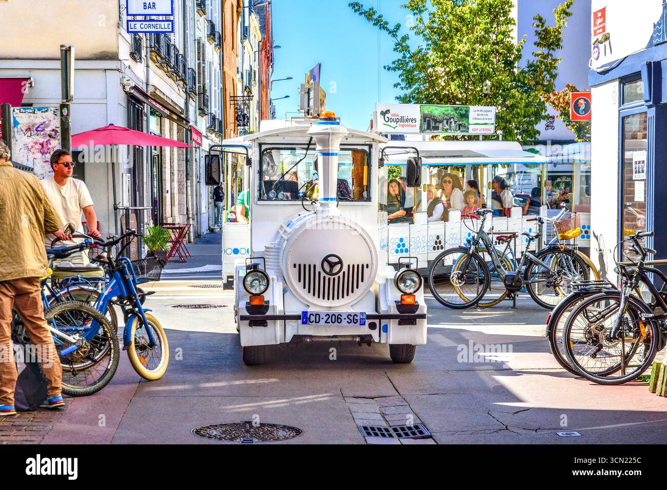 "Le Petit Train" pieno di turisti che si trasformano nella stretta Rue Colbert, Our, Indre-et-Loire (37), Francia. Foto Stock
