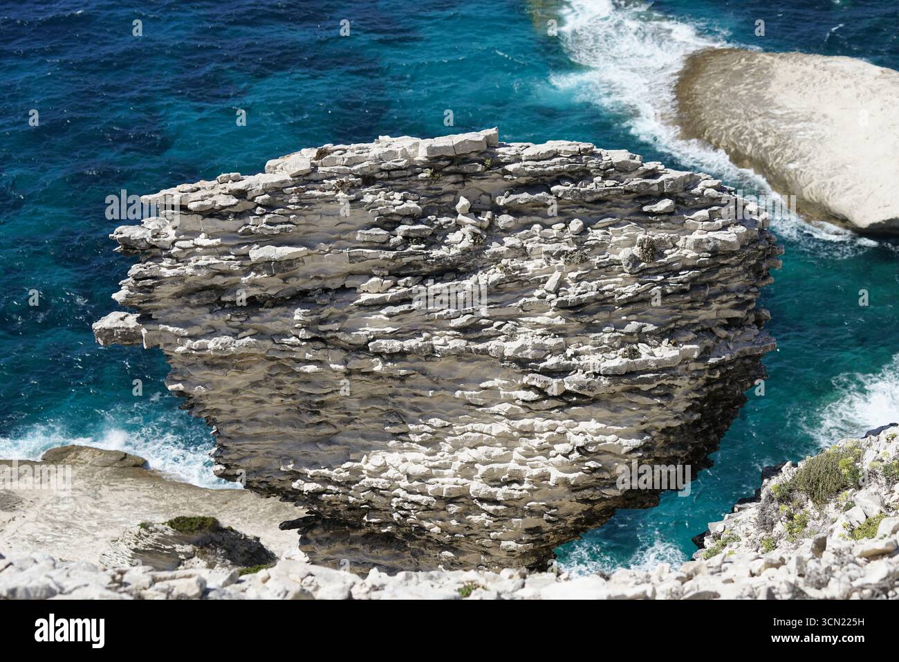 Scogliere panoramiche sul profondo Mare Blu con il Seaside Village in lontananza. Bonifacio, Corsica, Francia Foto Stock