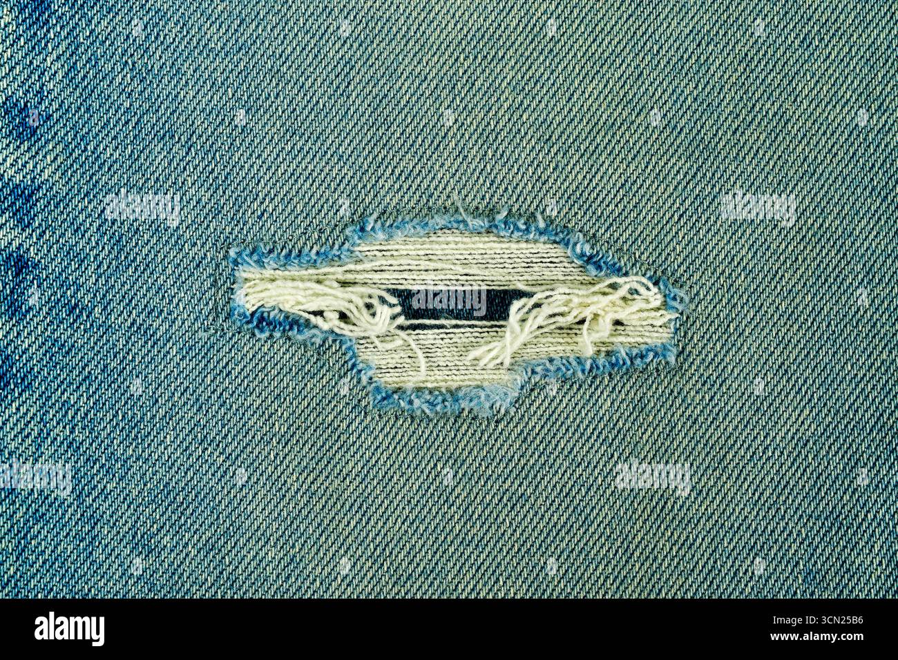jeans strappati con fondo in denim Foto Stock
