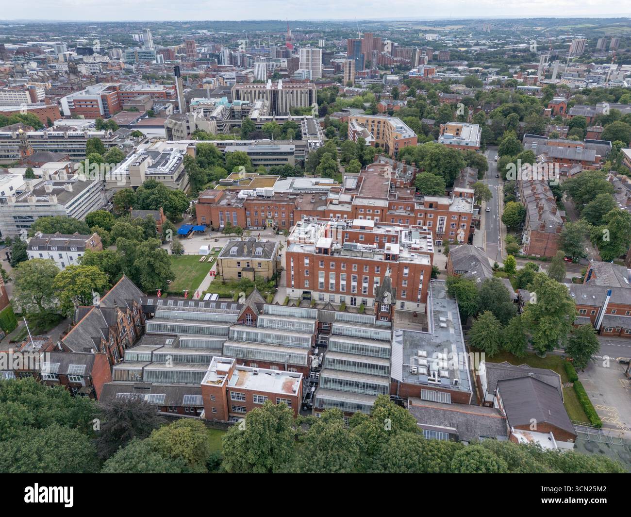 Veduta aerea dell'Università di Leeds, tra cui l'edificio centrale degli orologiai e la Leeds University Union, West Yorkshire, Regno Unito. Foto Stock