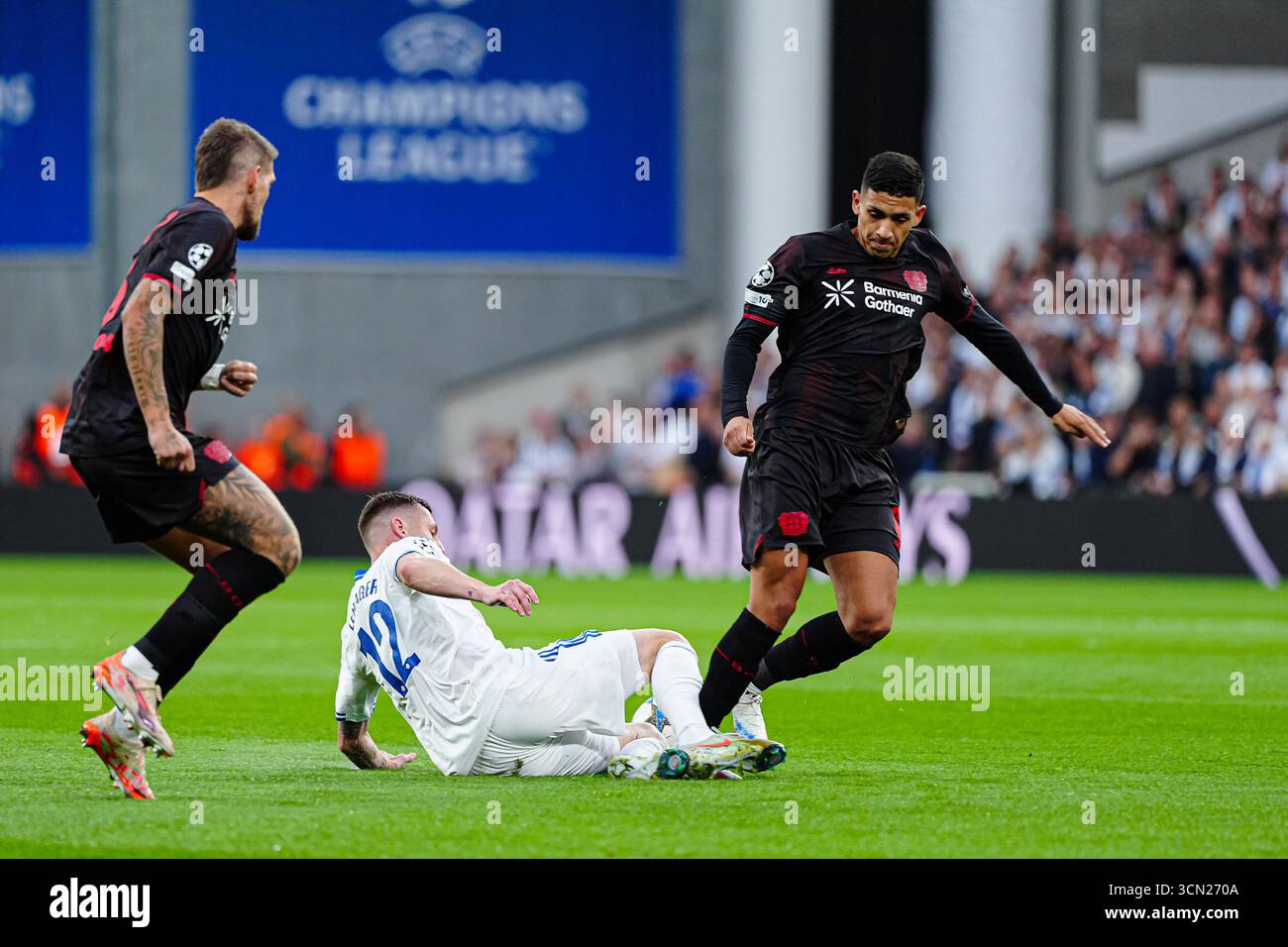 Lukas Lerager (FC Kopenhagen, #12), Equi Fernandez (Bayer 04 Leverkusen, #06) DEN, FC Kopenhagen vs. Bayer 04 Leverkusen, Fussball, UEFA Champions League, Spieltag 1, Spielzeit 2025/2026, 18.09.2025 foto: Eibner-Pressefoto/Marcel von Fehrn Foto Stock