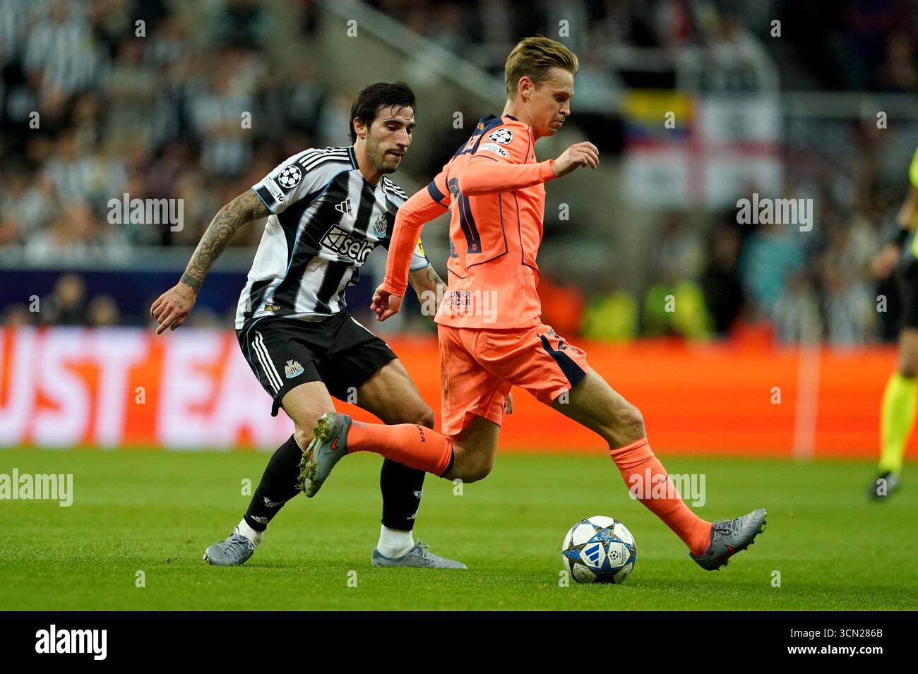 Sandro Tonali (sinistra) del Newcastle United e Frenkie de Jong (destra) del Barcellona si battono per il pallone durante la partita di fase della UEFA Champions League al St. James' Park di Newcastle. Data foto: Giovedì 18 settembre 2025. Foto Stock