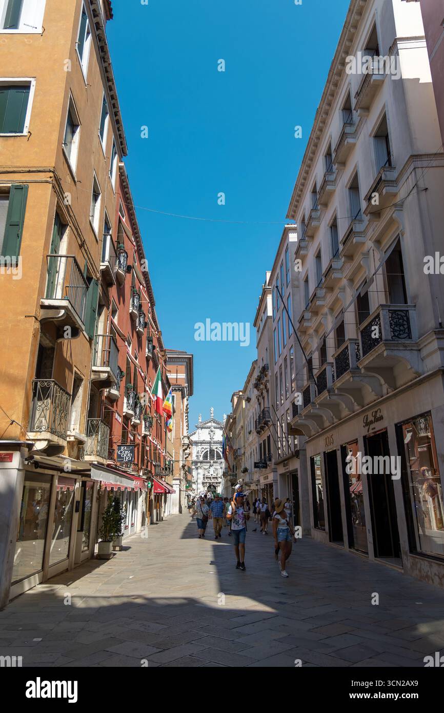 Venezia, Italia, 11 agosto 2025: Trafficata via dello shopping nel centro di Venezia, Italia Foto Stock