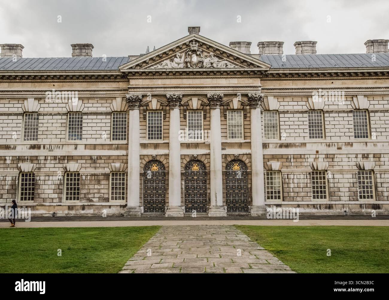 Architettura barocca dell'Old Royal Naval College di Greenwich, Londra, Inghilterra, con colonne, frontone, e cancelli ornati. Foto Stock