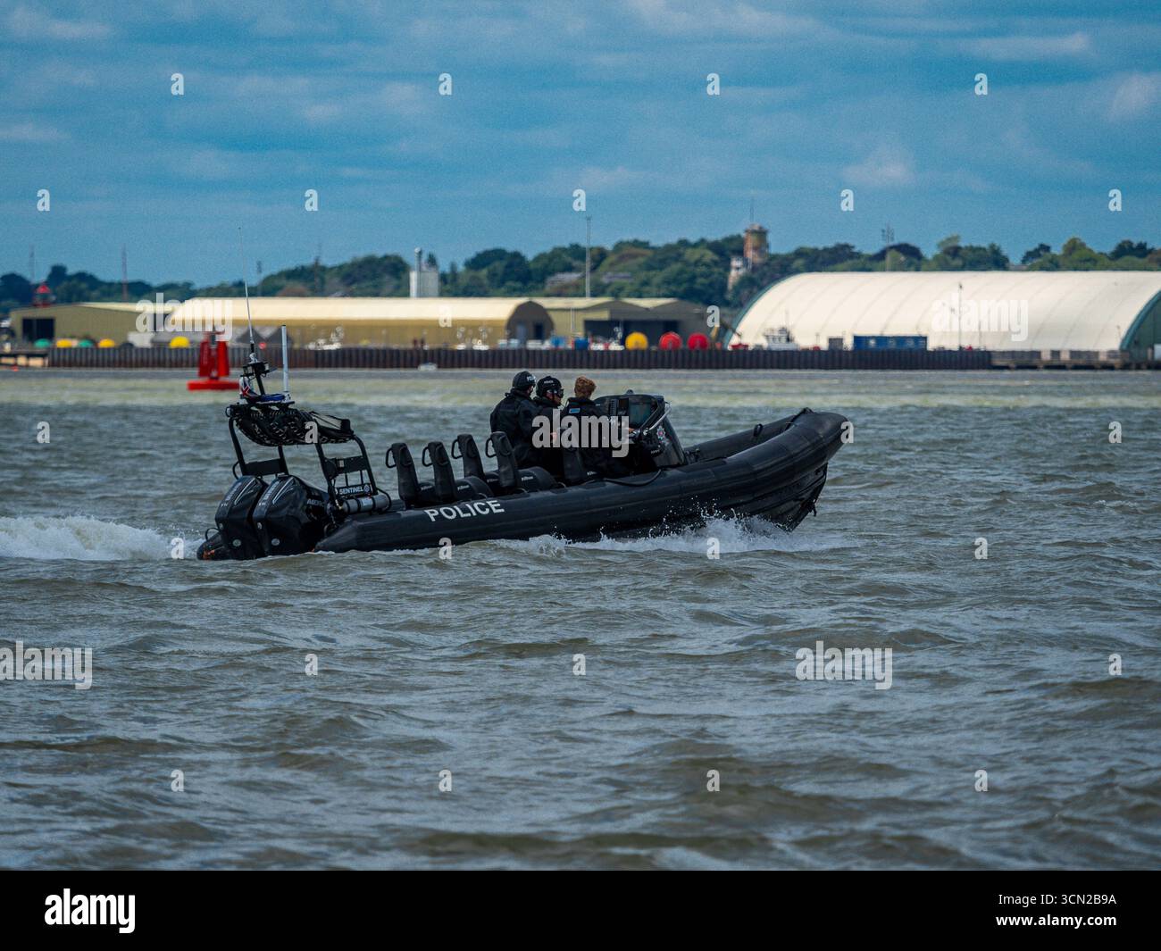 Unità di polizia marina di pattugliamento al porto di Felixstowe, Suffolk, Regno Unito. Il porto di Felixstowe è il più grande porto container del Regno Unito. Foto Stock