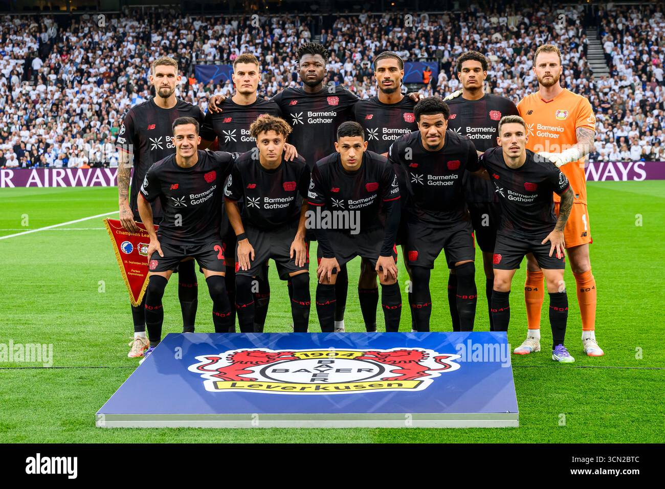 Bayer 04 Leverkusen holdopstilling. Holdfoto. 1 (GER) - Mark Flekken (custode), 4 (GER) - Jarell Quansah, 5 (GER) - Loic Badé, 6 (GER) - Equi Fernández Foto Stock