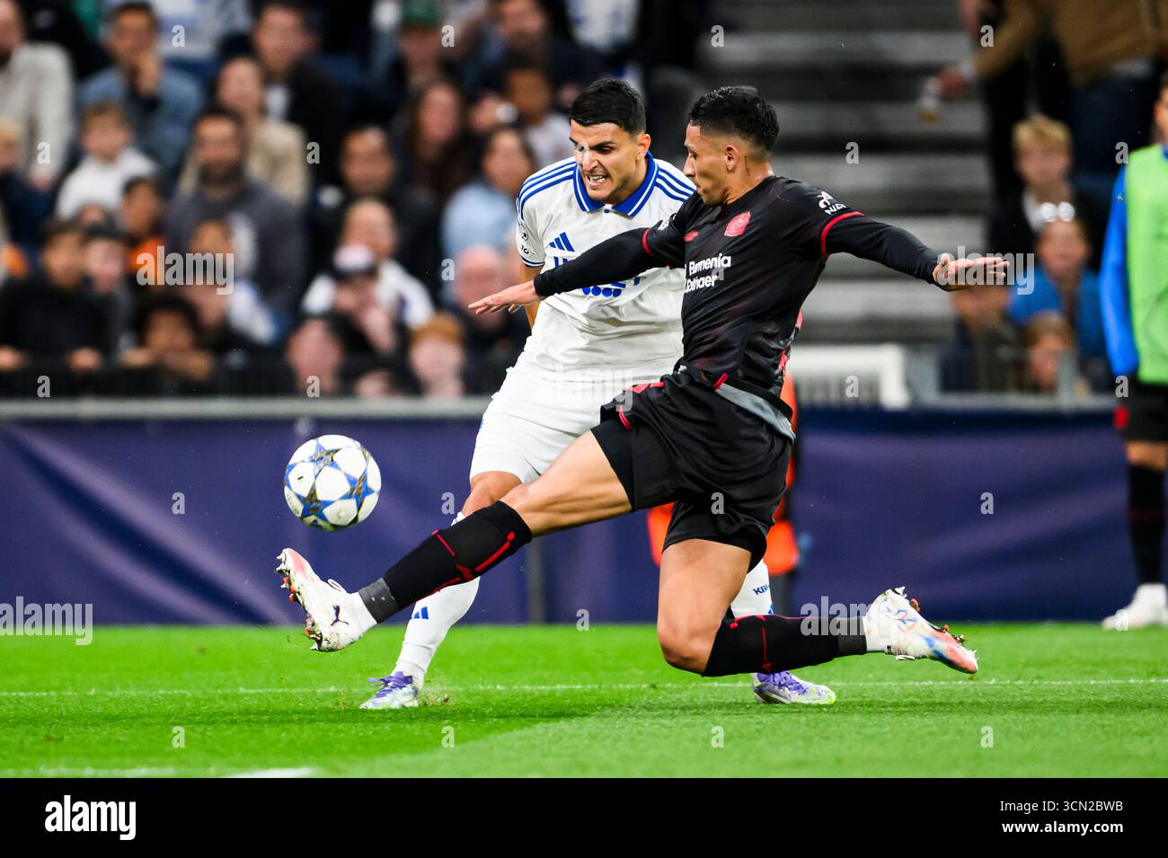 10 (FCK) - Mohamed Elyounoussi, 6 (GER) - equi Fernández. Champions League - fase League - FC København mod Bayer 04 Leverkusen - 18.09.2025. Købe Foto Stock