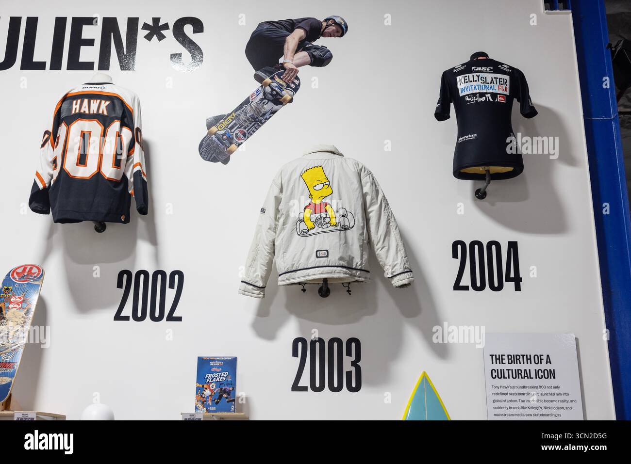 Los Angeles, Stati Uniti. 18 settembre 2025. Skate Culture: Oggetti d'asta vintage Grails of the 70'S e '80 alle aste Juliens. Skateboard vintage e oggetti da collezione dello skateboarder professionista Tony Hawk sono in vendita all'asta. 9/18/25 Los Angeles, CA., USA (foto di Ted Soqui/SIPA USA) credito: SIPA USA/Alamy Live News Foto Stock