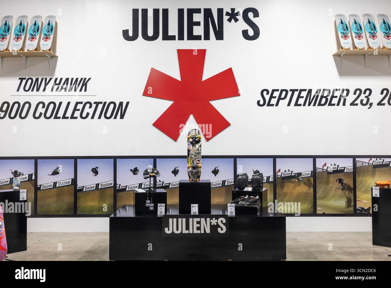 Los Angeles, Stati Uniti. 18 settembre 2025. Skate Culture: Oggetti d'asta vintage Grails of the 70'S e '80 alle aste Juliens. Skateboard vintage e oggetti da collezione dello skateboarder professionista Tony Hawk sono in vendita all'asta. 9/18/25 Los Angeles, CA., USA (foto di Ted Soqui/SIPA USA) credito: SIPA USA/Alamy Live News Foto Stock